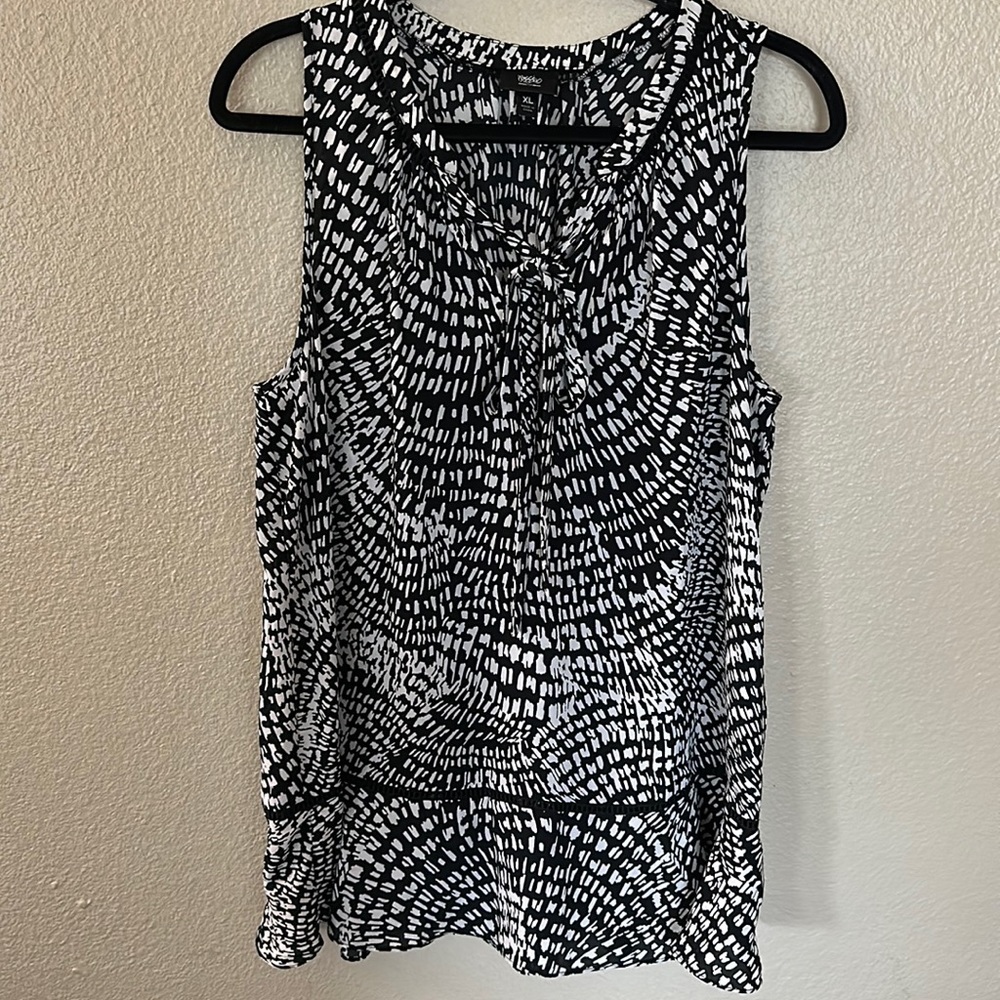 Mossimo Back and White Print Sleeveless Tie Front Blouse Size XXL